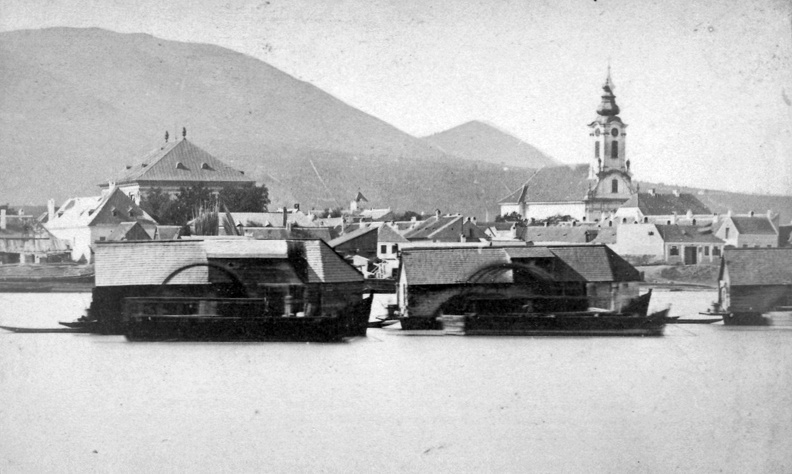 hajómalmok a Dunán, háttérben Óbuda belvárosa. A felvétel 1878 előtt készült.
