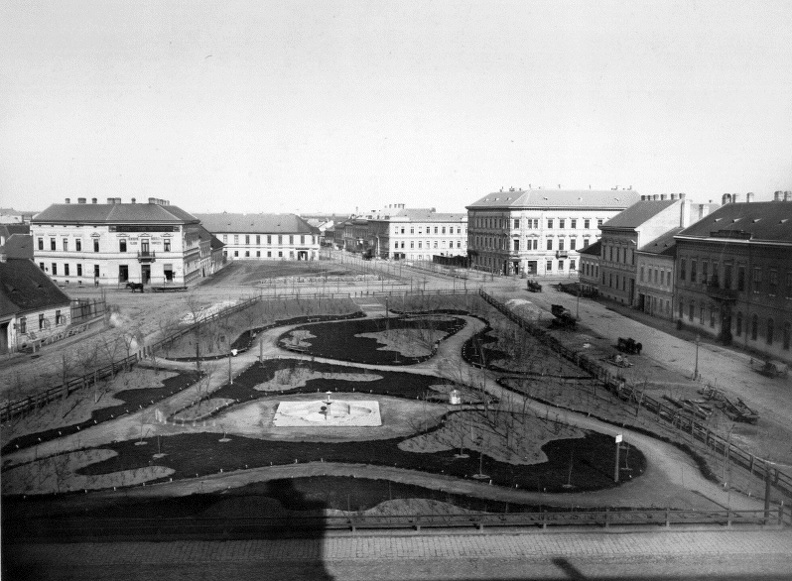 Dugonics tér a Főreáltanoda (ma a Szegedi Egyetem központi épülete) felől nézve (a kép 1885 körül készült).