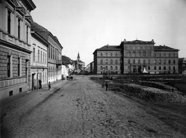 Dugonics tér a Somogyi utca felé nézve, jobbra az egykori Főreáltanoda (ma a Szegedi Egyetem központi épülete) (a kép 1885 körül készült).