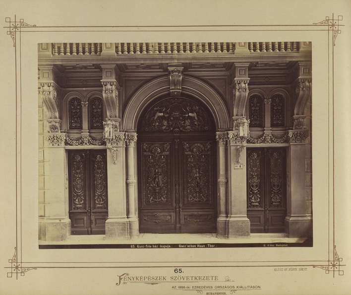 Széchenyi utca 1. Ganz Ábrahám házának kapuja (elpusztult). A felvétel 1880-1889 között készült. A kép forrását kérjük így adja meg: Fortepan / Budapest Főváros Levéltára. Levéltári jelzet: HU.BFL.XV.19.d.1.05.069