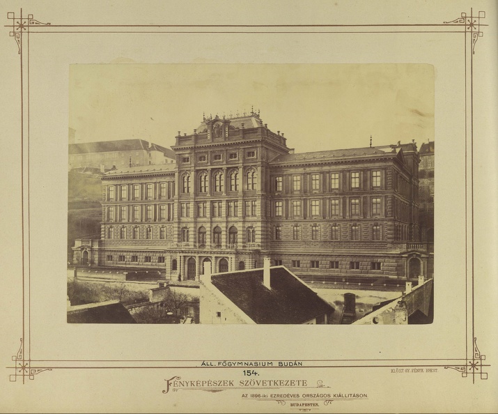"Budai Katolikus Főgimnázium épülete. A felvétel 1880-1890 között készült." A kép forrását kérjük így adja meg: Fortepan / Budapest Főváros Levéltára. Levéltári jelzet: HU.BFL.XV.19.d.1.05.168