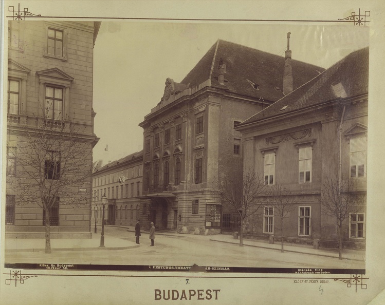 "A Várszínház épülete a régi Szent György téren. A felvétel 1890 után készült." A kép forrását kérjük így adja meg: Fortepan / Budapest Főváros Levéltára. Levéltári jelzet: HU.BFL.XV.19.d.1.07.007