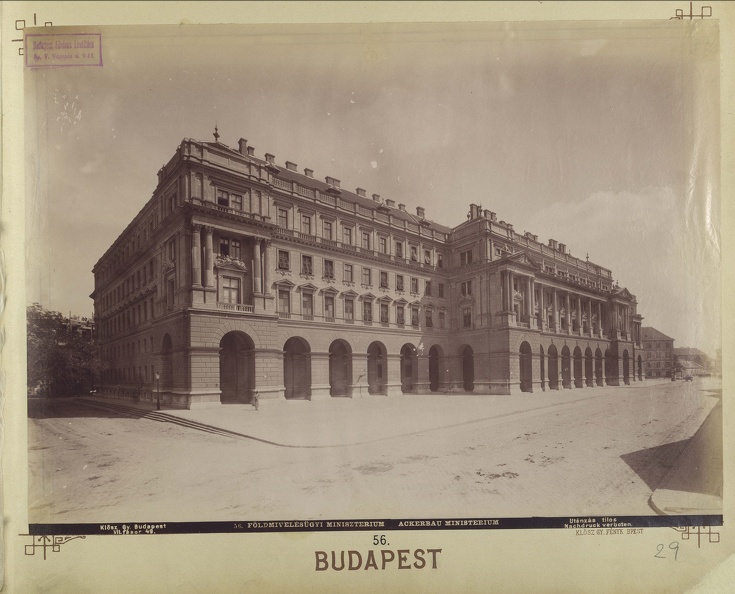 Kossuth Lajos tér, a Földművelésügyi Minisztérium épülete. A felvétel 1895 körül készült. A kép forrását kérjük így adja meg: Fortepan / Budapest Főváros Levéltára. Levéltári jelzet: HU.BFL.XV.19.d.1.07.057