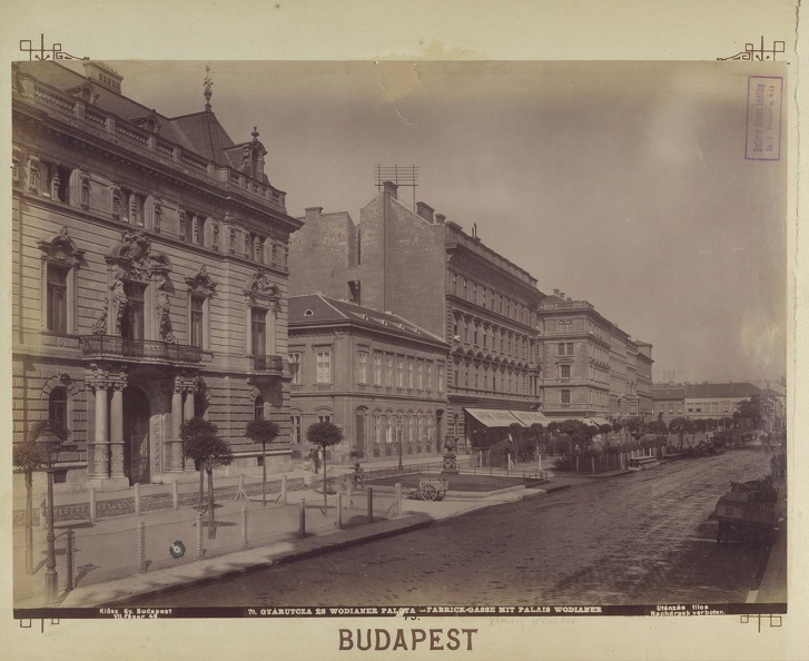 "A Wodianer-palota és az egykori Gyár utca panorámaképe. A felvétel 1890 után készült." A kép forrását kérjük így adja meg: Fortepan / Budapest Főváros Levéltára. Levéltári jelzet: HU.BFL.XV.19.d.1.07.080