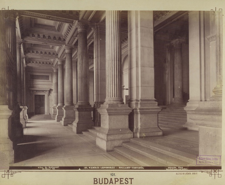 "A Fővámház előcsarnoka. A felvétel 1890 után készült." A kép forrását kérjük így adja meg: Fortepan / Budapest Főváros Levéltára. Levéltári jelzet: HU.BFL.XV.19.d.1.07.102