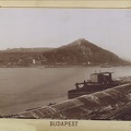 a Duna túlpartján a Sáros fürdő, jobbra a Gellért-hegy, fenn a Citadella a Fővámház előtti rakpartról nézve. A felvétel 1890-1894 között készült. A kép forrását kérjük így adja meg: Fortepan / Budapest Főváros Levéltára. Levéltári jelzet: HU.BFL.XV.1