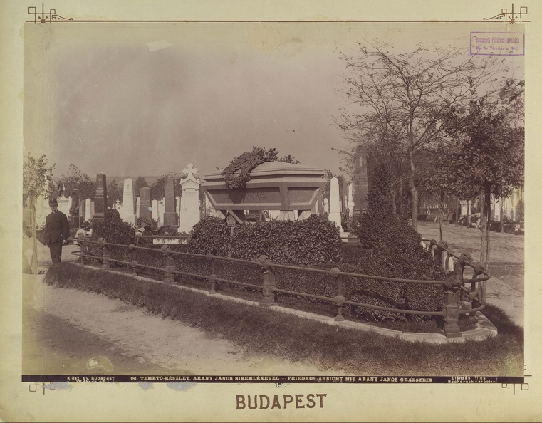 "Arany János síremléke a Kerepesi temetőben. A felvétel 1890 után készült." A kép forrását kérjük így adja meg: Fortepan / Budapest Főváros Levéltára. Levéltári jelzet: HU.BFL.XV.19.d.1.07.181
