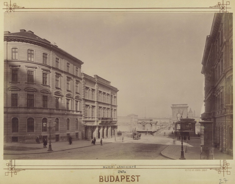 "Lánchíd a budai Lánchíd tér részletével. A felvétel 1890 után készült." A kép forrását kérjük így adja meg: Fortepan / Budapest Főváros Levéltára. Levéltári jelzet: HU.BFL.XV.19.d.1.08.052