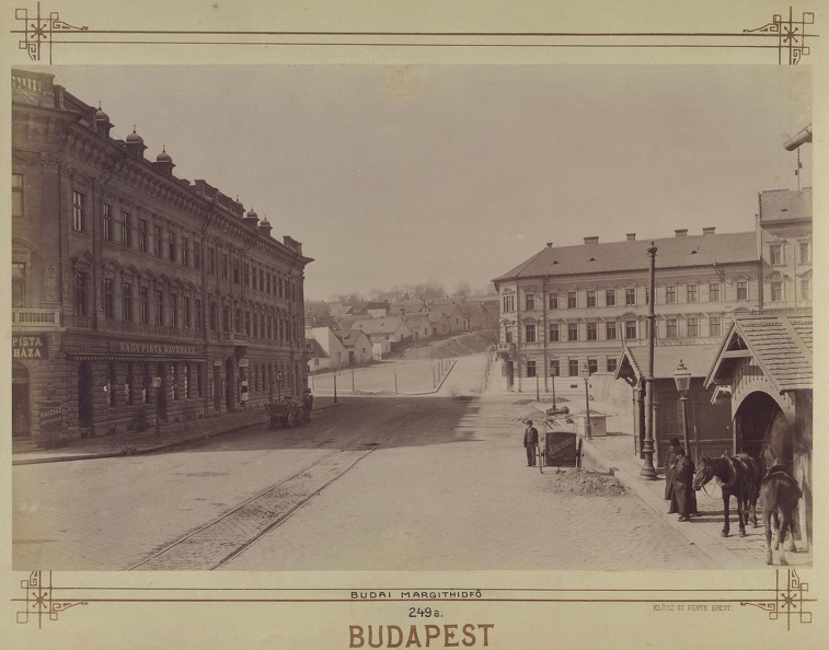 "A Margithíd budai hídfője. A felvétel 1890 után készült." A kép forrását kérjük így adja meg: Fortepan / Budapest Főváros Levéltára. Levéltári jelzet: HU.BFL.XV.19.d.1.08.055