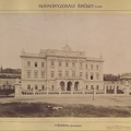a Kormányzósági Palota főhomlokzata. A felvétel 1897-1899 között készült. A kép forrását kérjük így adja meg: Fortepan / Budapest Főváros Levéltára. Levéltári jelzet: HU.BFL.XV.19.d.1.11.020
