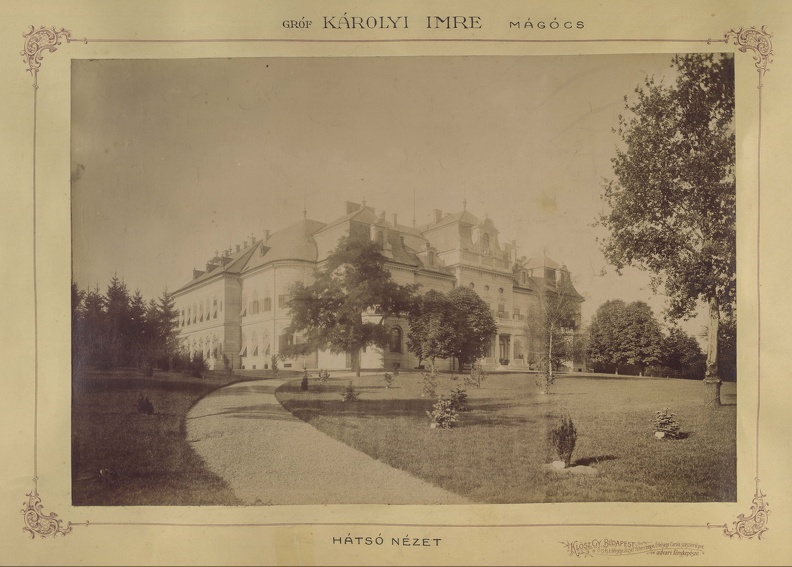 az 1896-ban épült Károlyi-kastélyegyüttes hátsó nézete. A felvétel 1900 körül készült. A kép forrását kérjük így adja meg: Fortepan / Budapest Főváros Levéltára. Levéltári jelzet: HU.BFL.XV.19.d.1.11.167
