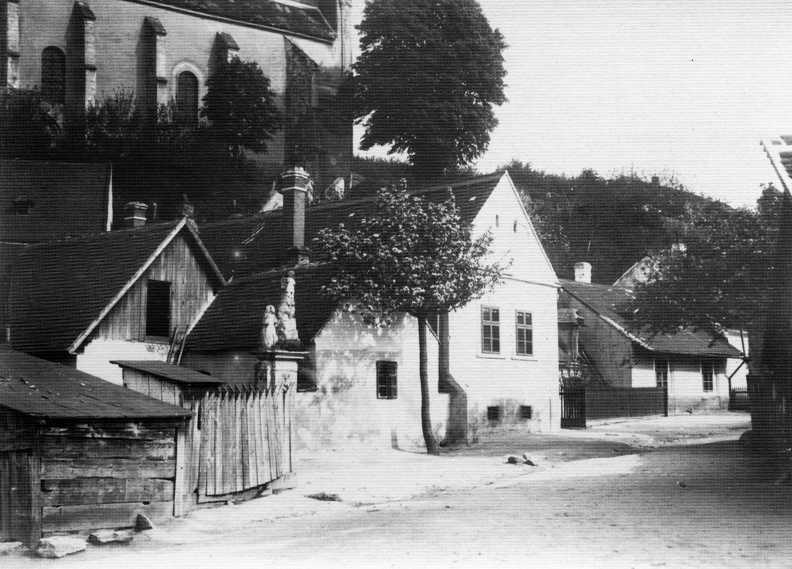 Kertváros. Sopronbánfalvi Pálos-karmelita templom és kolostor látható a háttérben.