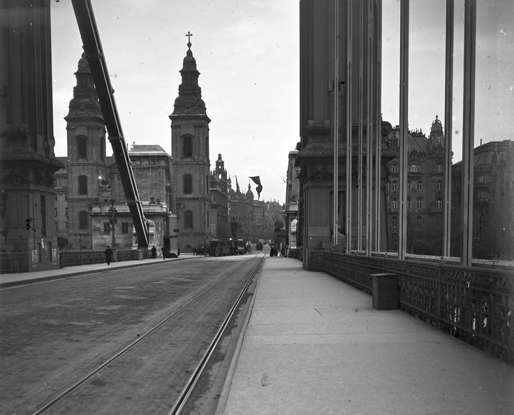 Erzsébet híd a Belvárosi templom és a Szabad sajtó (Eskü) út felé nézve.