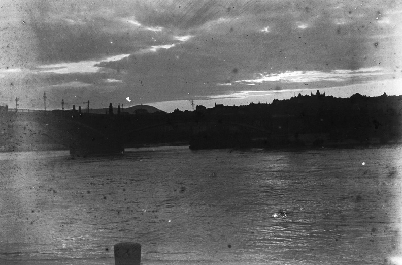 Margit híd és a szigeti bejáró az Újpesti rakpartról nézve.