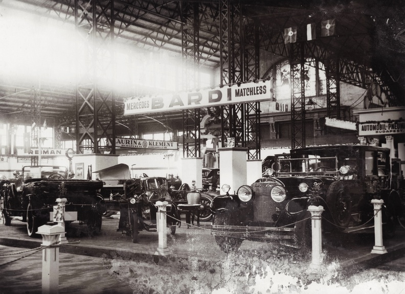 Iparcsarnok, az első önálló magyar automobilkiállítás. Mercedes személygépkocsik Bárdi József standján.