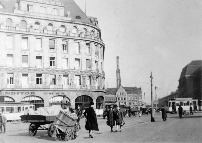 Willy Brandt Platz, jobbra a villamos mögött a Főpályaudvar bal oldala.