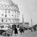 Willy Brandt Platz, jobbra a villamos mögött a Főpályaudvar bal oldala.