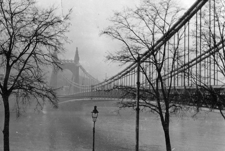 Erzsébet híd Pestről nézve. Forrás/source: National Archives, Washington, USA, RG151 FC.