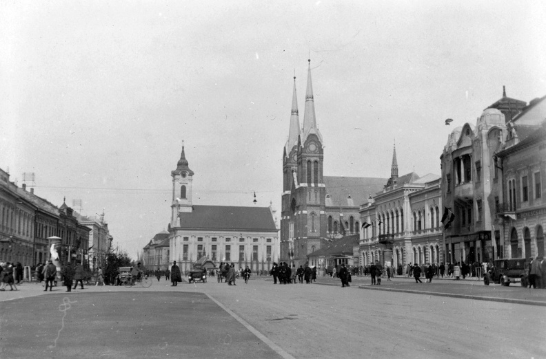 Szent István tér, szemben az Evangélikus nagytemplom, tőle jobbra a Páduai Szent Antal római katolikus templom és a Városháza.