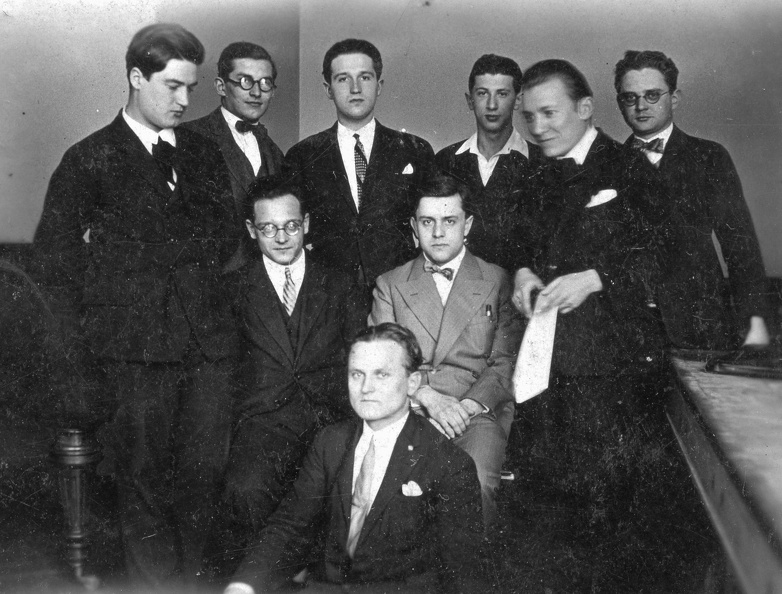 Zeneakadémia, Kodály Zoltán tanítványai, elől Kocsuba (Kassay) Elemér, az álló sorban balról a harmadik Nádasdy Kálmán.