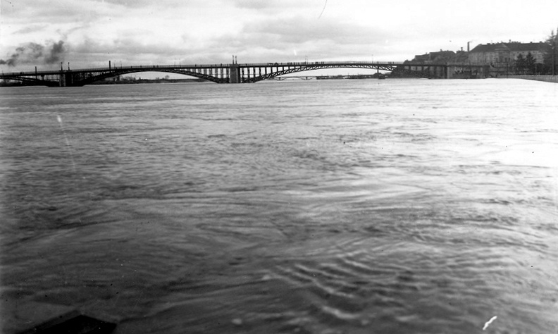 a régi közúti híd árvíz idején.