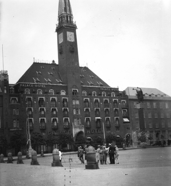 Radhuspladsen, szemben a Palace Hotel.