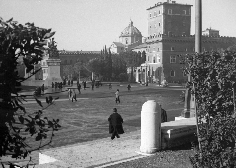 Piazza Venezia a Palazzo Veneziával és a Santa Maria di Loreto-templommal.