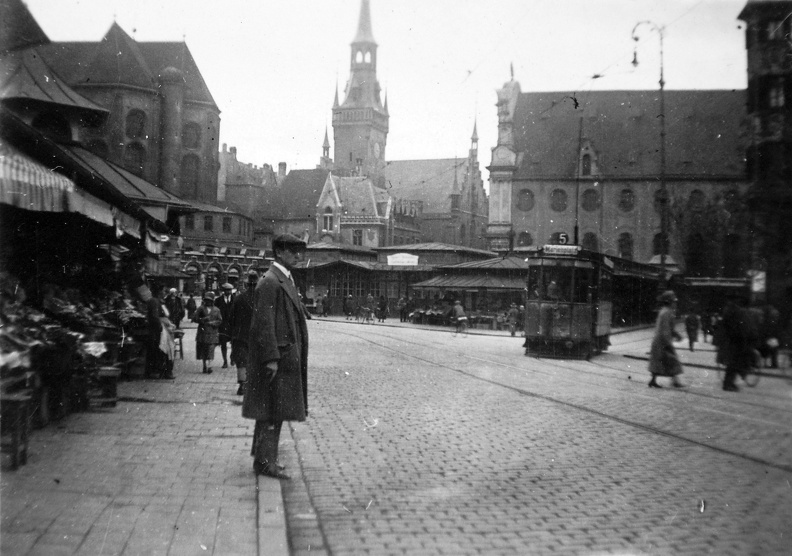 Viktualienmarkt. Háttérben a régi városháza tornya.