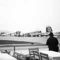 repülőtér, a háttérben egy Zeppelin hangár.