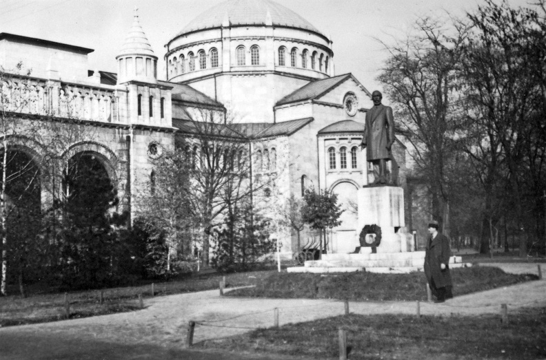 Regnum Marianum templom. Előtte az 1938-ban felállított Csengery Antal szobor.