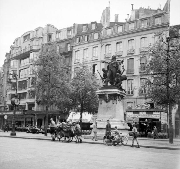 Henri Mondor tér a 6. kerületben, Danton szobra.