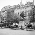 Henri Mondor tér a 6. kerületben, Danton szobra.