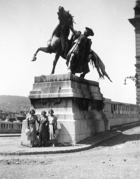 Lovat fékező csikós szobra (ifj. Vastagh György, 1901.) a Lovarda előtt.