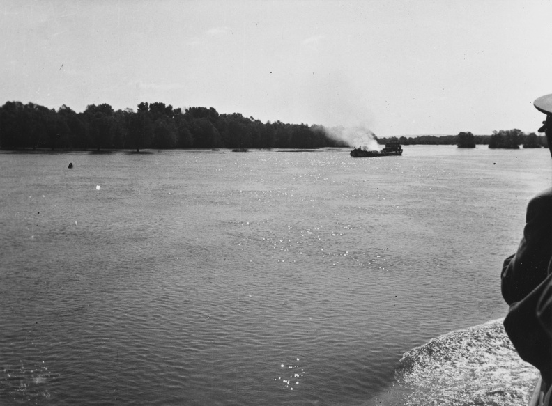 a Duna Újvidék és Belgrád között. Lángoló szerb tankhajó a Szent Gellért személyhajó fedélzetéről nézve.