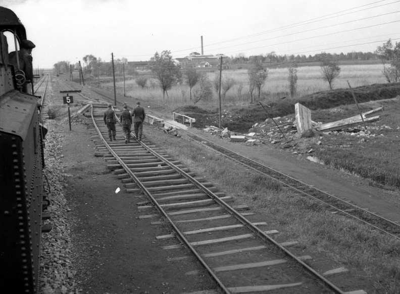 a vasútvonal a Szívó-ároknál, jobbra  baranyavári cukorgyár.