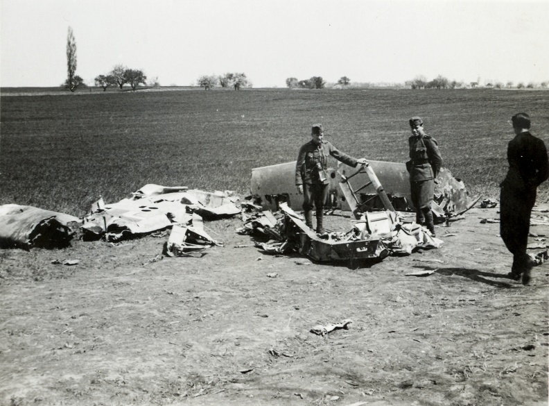 Messerschmitt vadászrepülőgép roncsa a magyar csapatok bevonulása idején.
