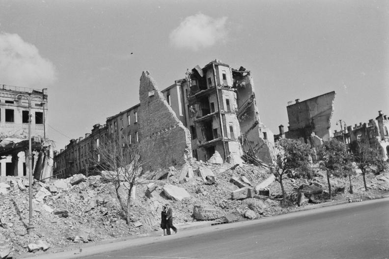 a Hrescsatik sugárút felrobbantott épületei, a Főposta és Hírközlési Népbiztosság romjai.