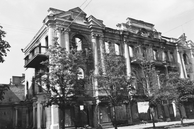 Architektora Horodeckoho (Karl Marksa, eredetileg Nyikolajevszkaja) utca, az Egyesült Déloroszországi Ipari Bank palotájának romjai.