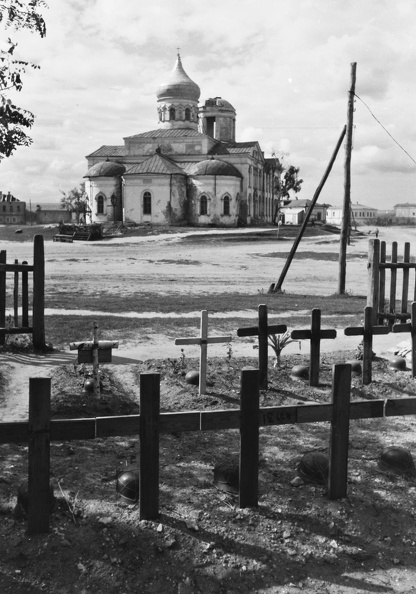 hősi temető, háttérben a Szentháromság templom.