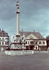 Széchenyi tér, Mária oszlop és az Apátúr ház.