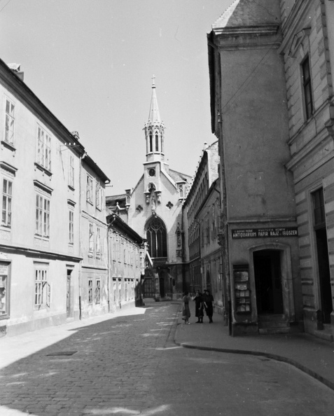 Fegyvertár utca, szemben a Szent Orsolya-templom.