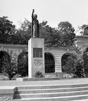 Konstantin (Székesegyház) tér, Szent István-szobor (Szentesy Hiesz Géza, 1939.).