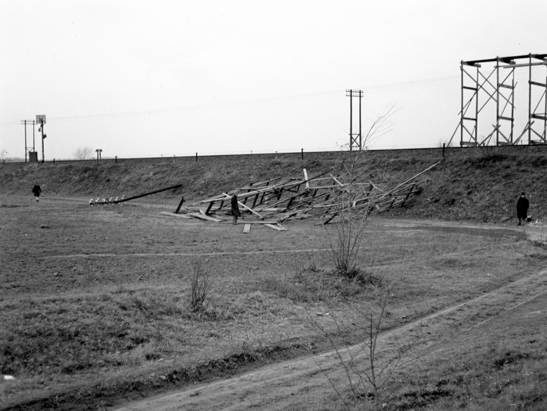 Rákoskeresztúr, távvezeték átvezetése a Budapest - Lőkösháza vasútvonal felett az Újmajori dűlő és az 513. utca között.