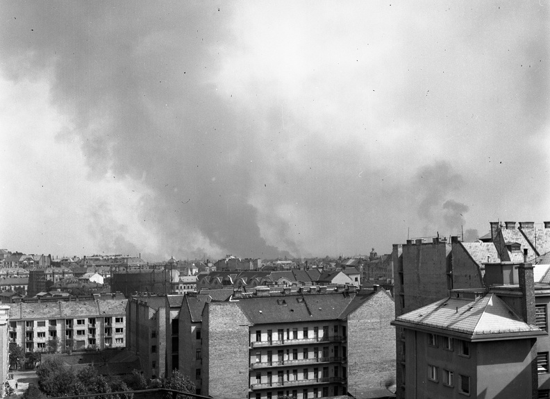 Retek utca 29-31., kilátás a Fillér utca felé. Háttérben a lángoló Angyalföld az ipartelep szőnyegbombázása után.