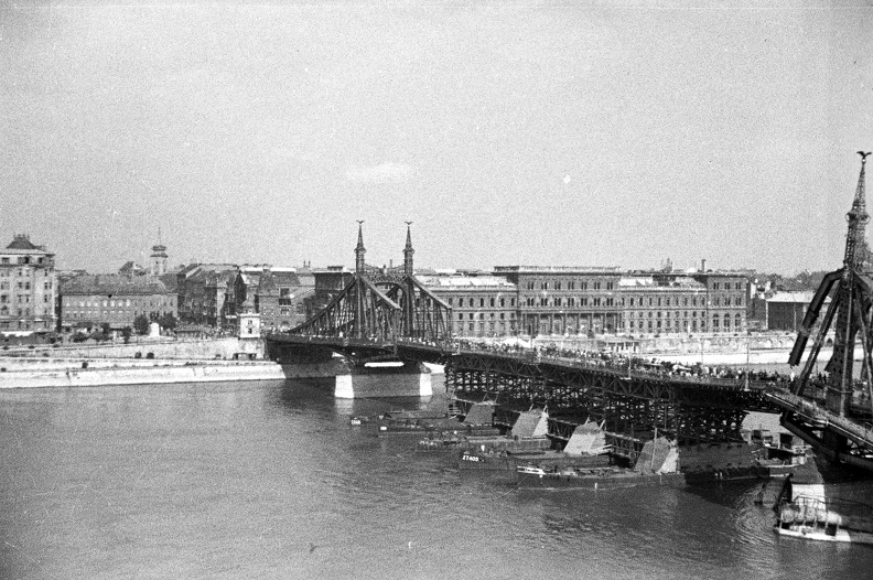 Szabadság híd, a pontonhíddal kiegészített hídroncs a Gellérthegyről nézve.