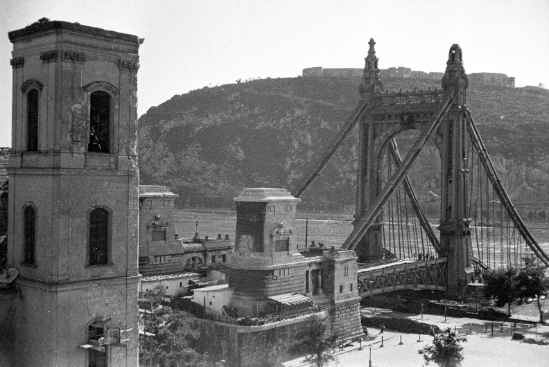 Március 15. (Eskü) tér, a lerombolt Erzsébet híd pesti hídfője, háttérben a Gellért-hegy.