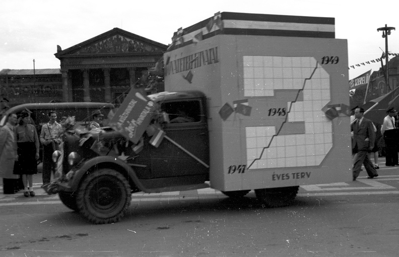 Hősök tere, háttérben a Műcsarnok, a Jóvátételi Hivatal feldíszített teherautója a május 1-i ünnepségen.