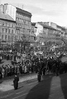 Múzeumkert, március 15-i ünnepség a Magyar Nemzeti Múzeum lépcsőjéről nézve.