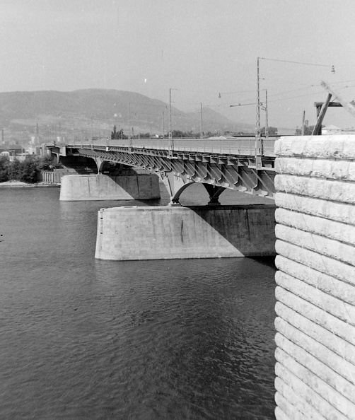 épül az Árpád (Sztálin) híd.