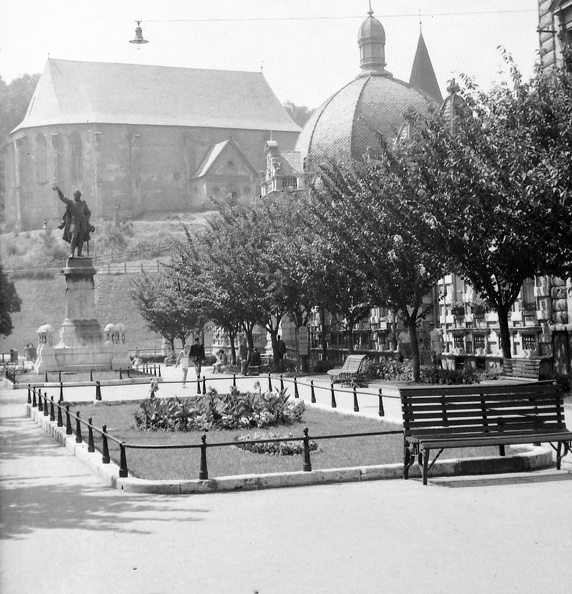 Erzsébet tér a Széchenyi utca felől, háttérben a református templom az Avas oldalában.